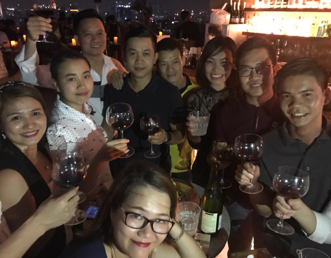 Trần Văn Thảo ăn mừng chiến thắng cùng đồng đội